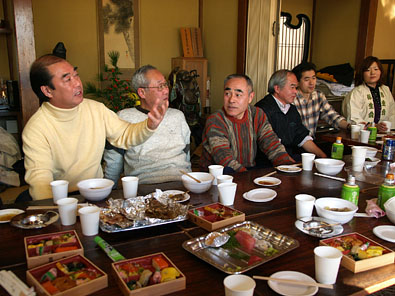 弥生会の幹部たち(左端が青柳会長)