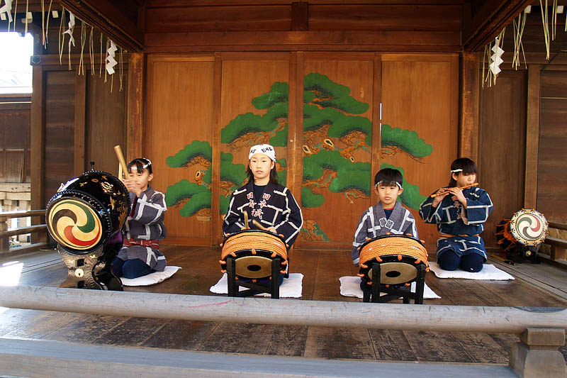 東囃子の子供たちによる江戸祭囃子の奉納