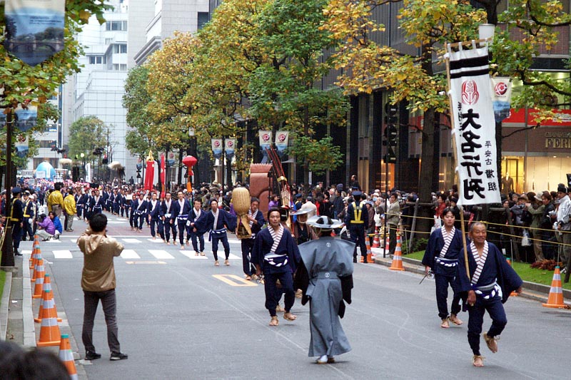 ビルの谷間の大名行列