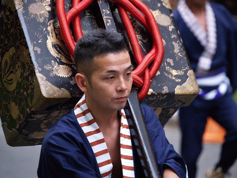挟箱持の男