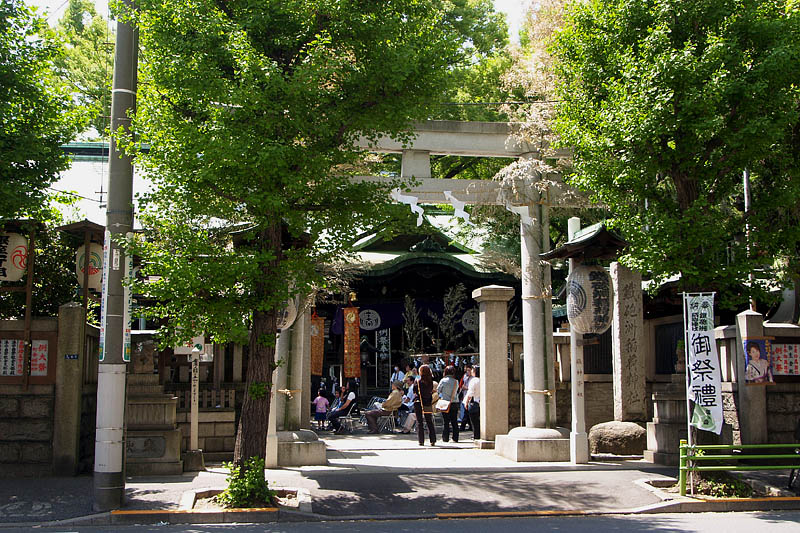 瑞々しい若葉に囲まれた鐵砲洲稲荷神社
