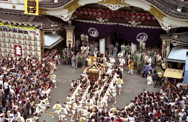 観客を隔離して行ったお祝い担ぎ