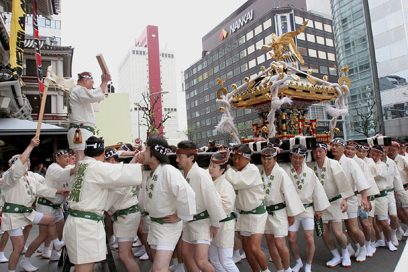 午前11時ころ歌舞伎座に着いた御本社神輿