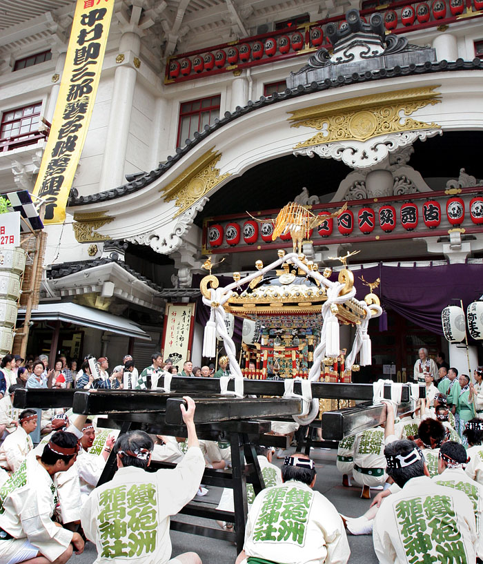 歌舞伎座の玄関の前に据えられた御本社神輿