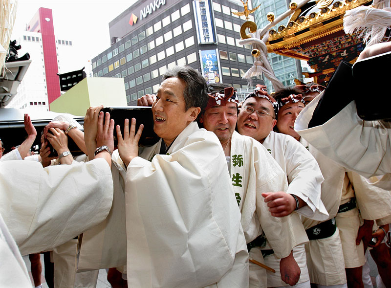 にこやかに神輿練りを楽しむ中村勘三郎さん