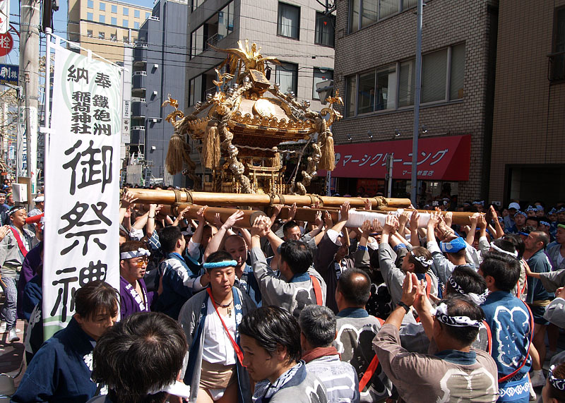 随所で神輿を差す宮元の氏子たち