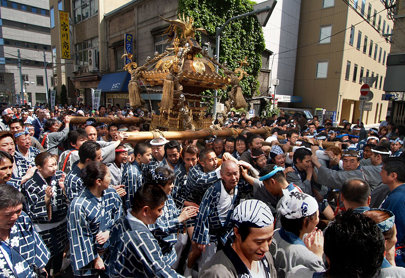 歌舞伎座を目指す宮元の大神輿