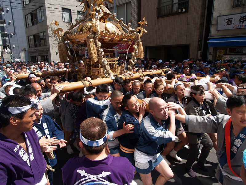 次々と担ぎ手が交代する大神輿