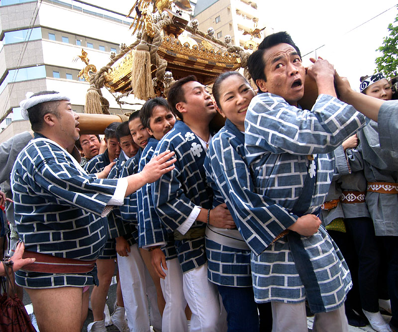 宮元の大神輿を担ぐ氏子たち 1