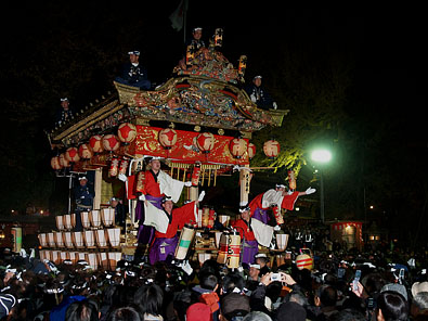 御旅所へ向かう配置に付いた本町屋台/秩父神社