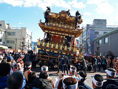 ぎりまわし(方向転換)中の下郷傘鉾