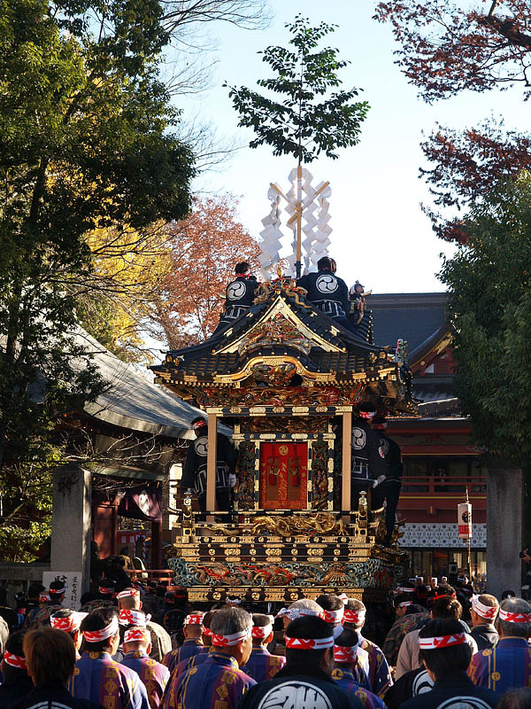 宮入する中近傘鉾/秩父神社