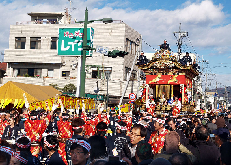 目抜き通りを進む宮地屋台