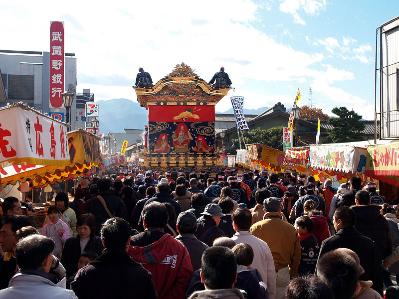 人混みの中を行く宮地屋台