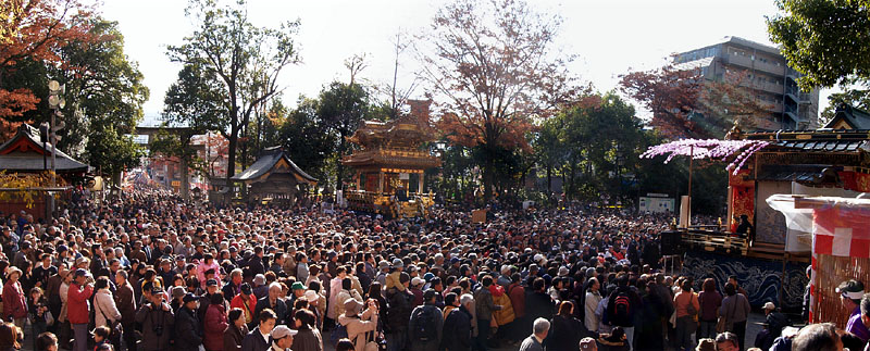 昼すぎには人で一杯になった秩父神社