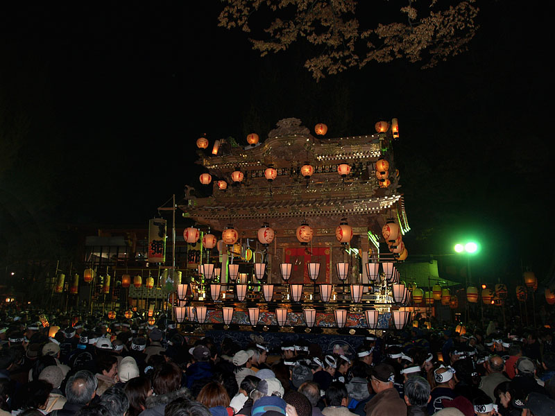 御旅所向け出発する提灯行列