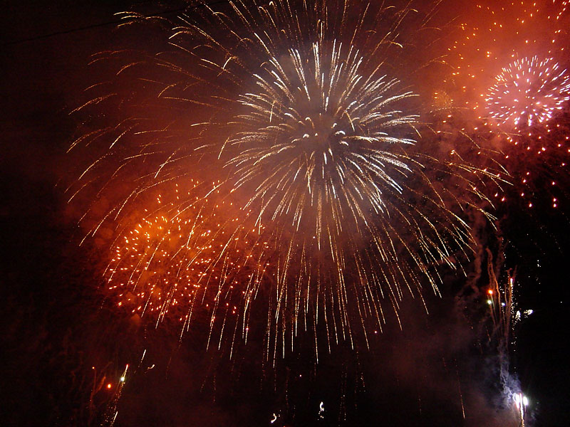 夜空を飾る大輪の花スターマイン