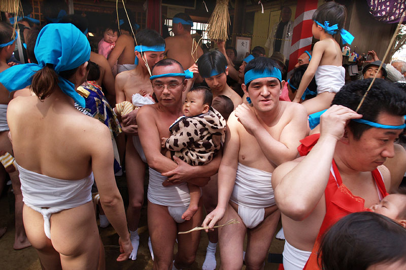 春祭赤子を胸に抱く男