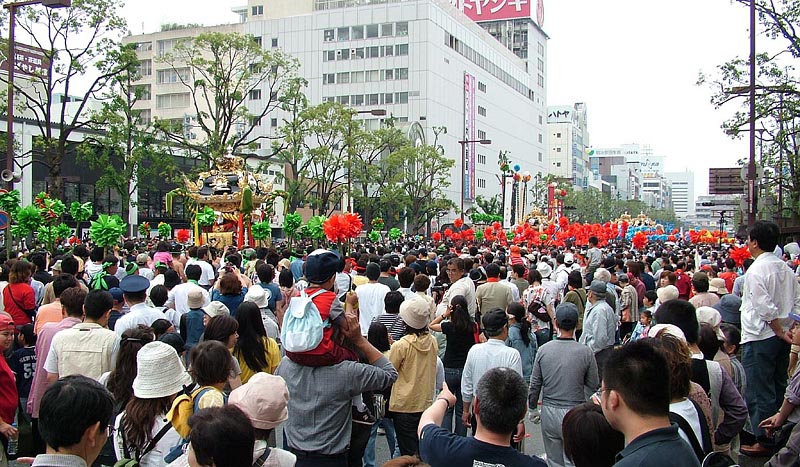 大手前通りに集結した屋台