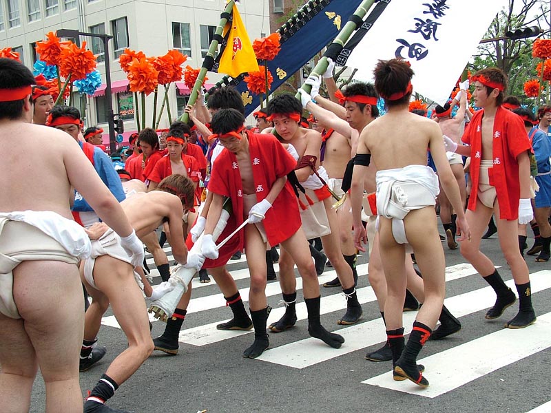 妻鹿の幟を持つ若者達
