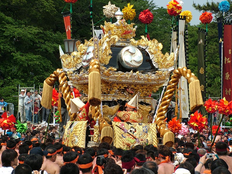 絢爛豪華な八家屋台