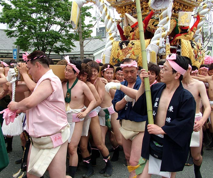出発する東山の屋台
