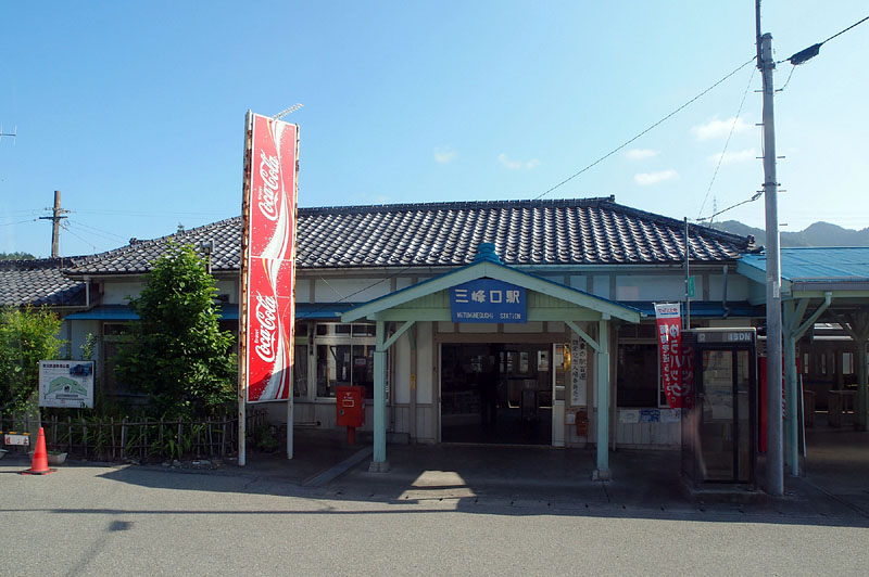 三峰口駅に到着 07:41