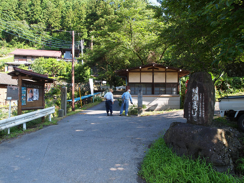 「甘酒まつり」の石碑が立てられた熊野神社参道入口　07:53