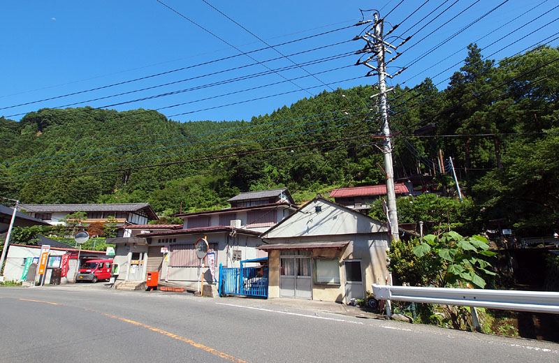 伝言板の西にある荒川郵便局