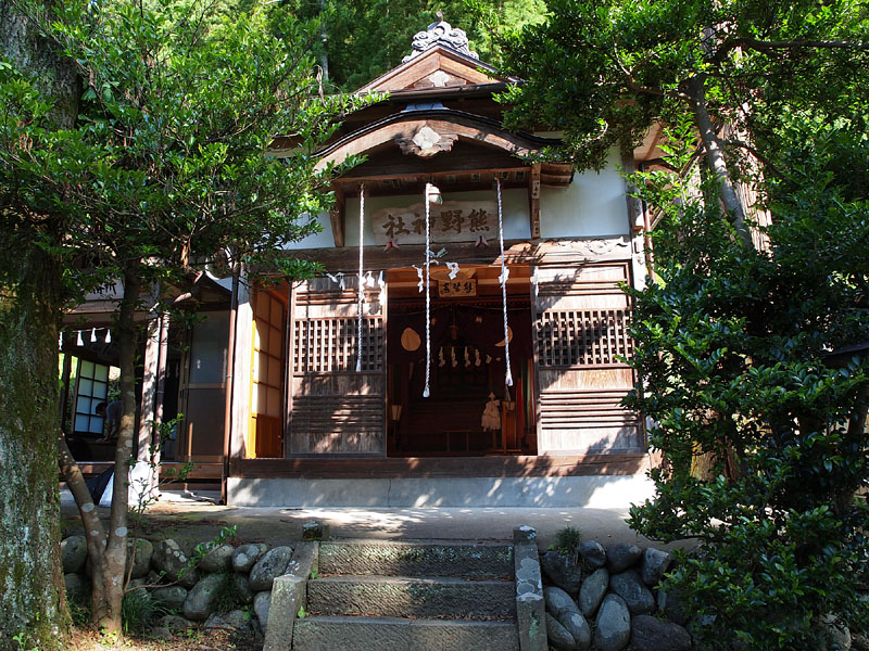南面する熊野神社の社殿　08:00
