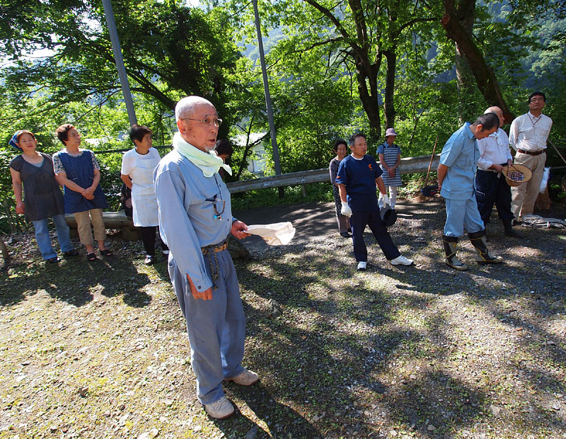 挨拶し作業分担を確認する黒澤勝孝猪鼻区長(夏祭実行委員長)