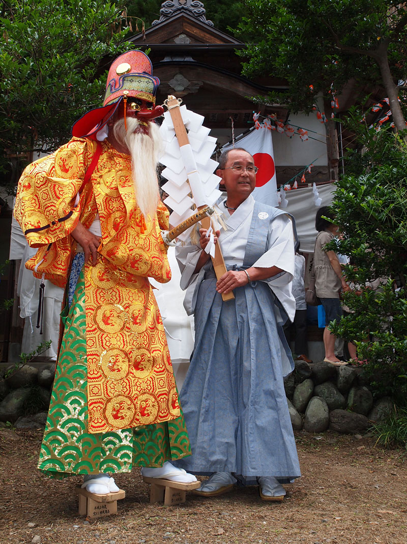 行列を先導する猿田彦と大幣 / 熊野神社前 12:56