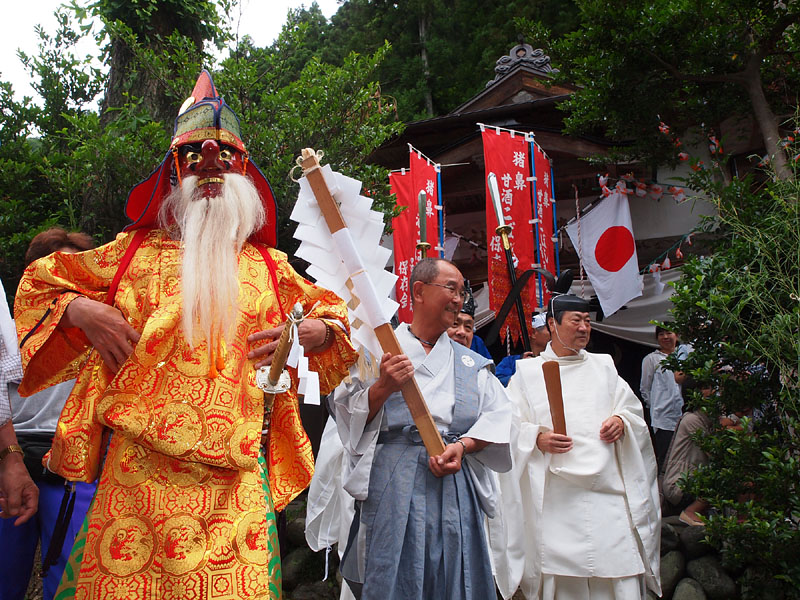 神社前を出発する行列 13:00