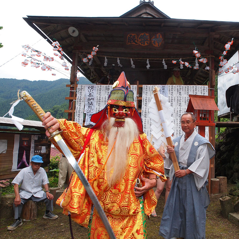 神楽殿の前で抜刀した猿田彦!