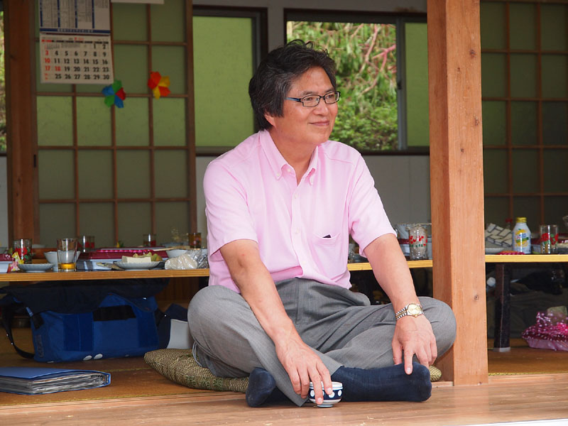 裸祭を見物する久喜邦康・秩父市長 / 猪鼻公会堂