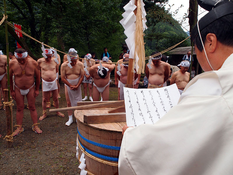祝詞を読み上げる熊野神社・井上宮司
