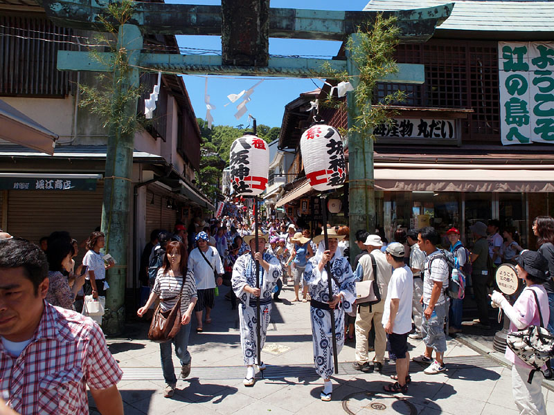江島神社参道入口の鳥居を通過する神輿行列の先頭 2011.7.10 10:33