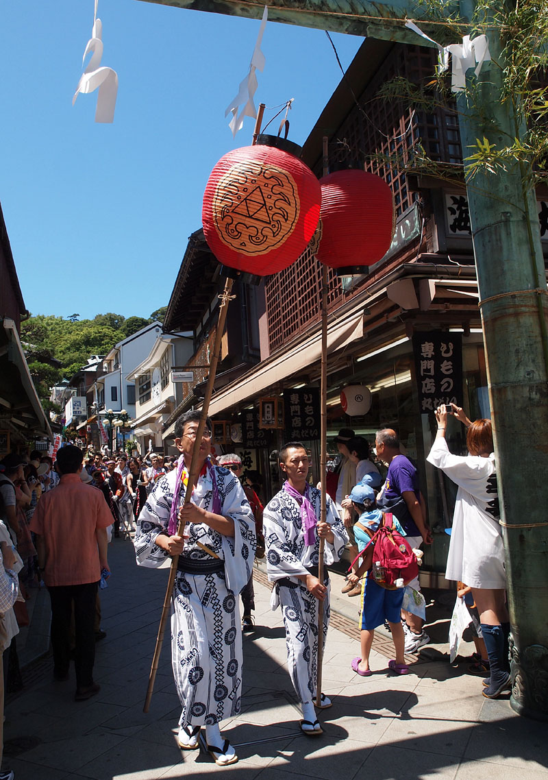 八坂神社の神紋をデザインした高張り提灯