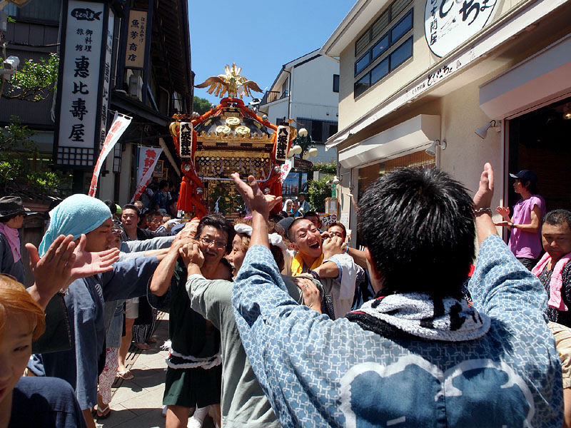 恵比壽屋前の神輿 10:38