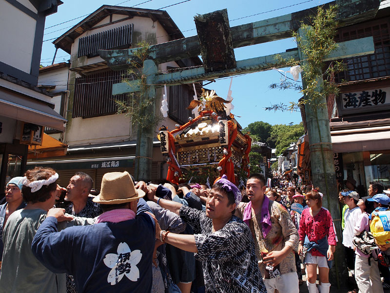 鳥居を通過した宮神輿