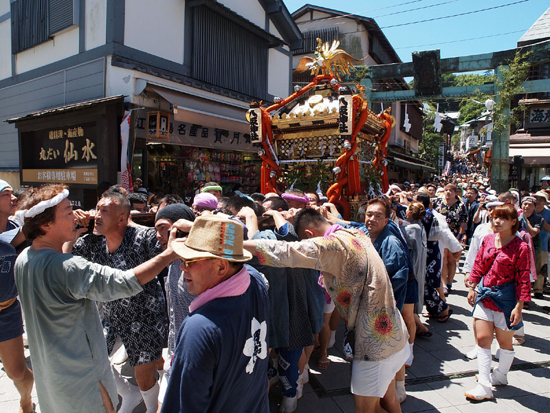 参道前広場に無事到着した神輿 10:40