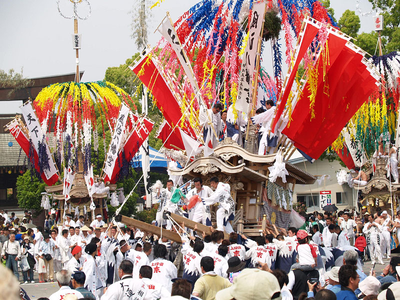 前後に揺らす「がぶり」を始めた十一番山笠「上伊田東」 / 御旅所 2008.5.18 14:07