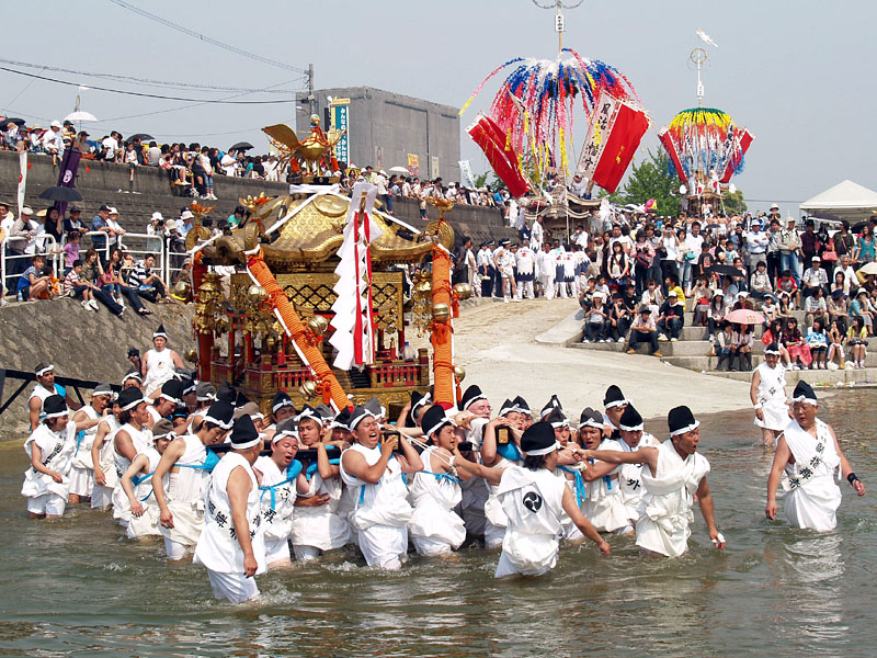 真っ先に彦山川に入水した風治神輿/ 川渡神事 14:30