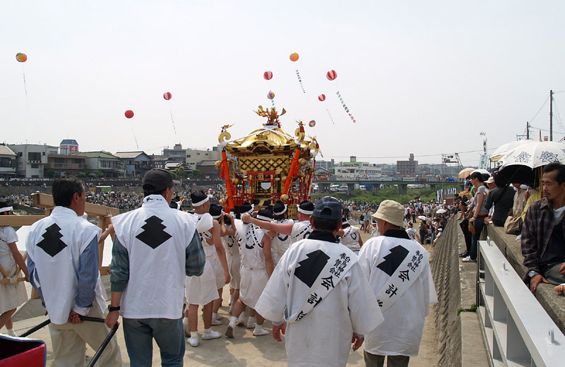 彦山川の斜路に入る白鳥神輿 14:19
