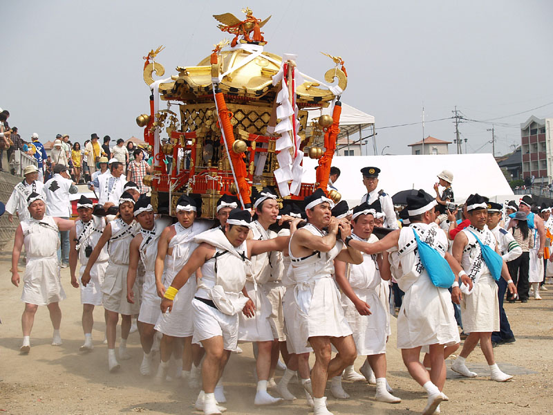 彦山川の河川敷に下りた白鳥神輿