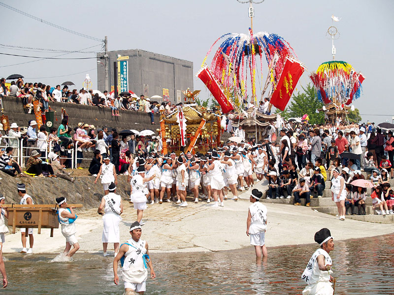 彦山川の斜路を下る風治神輿