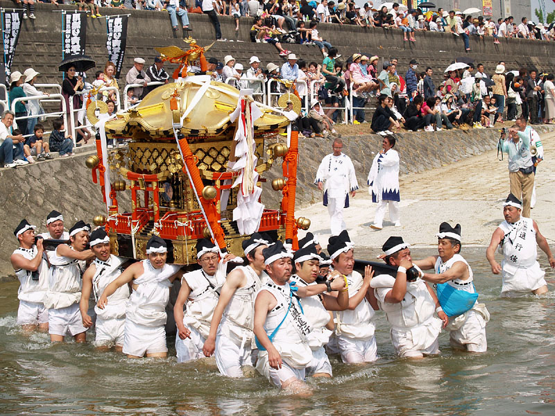 彦山川に入水した白鳥神輿 14:34