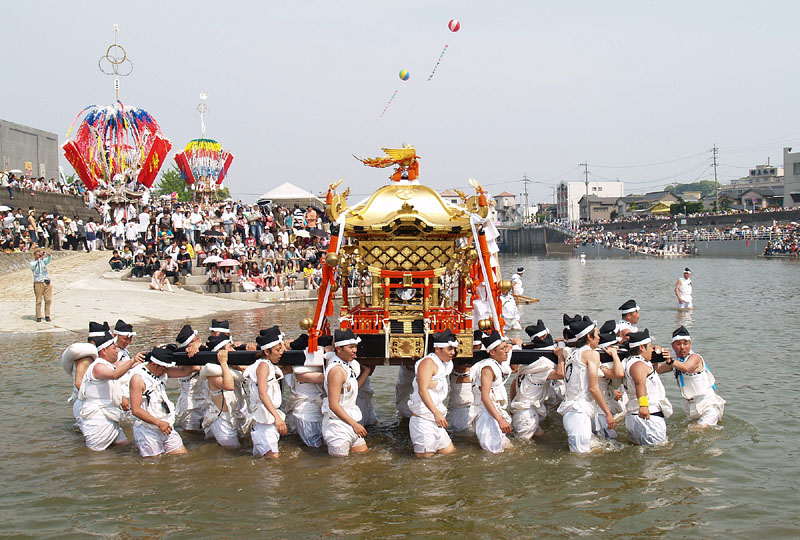 彦山川を渡る白鳥神輿