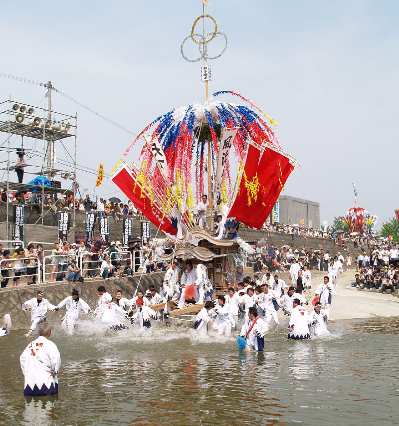 真っ先に入水した十一番山笠「上伊田東」 / 彦山川 2008.5.18 14:36