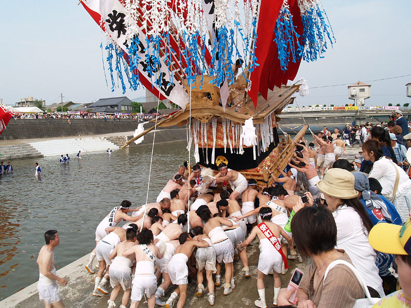 山笠を押し上げる裸たち